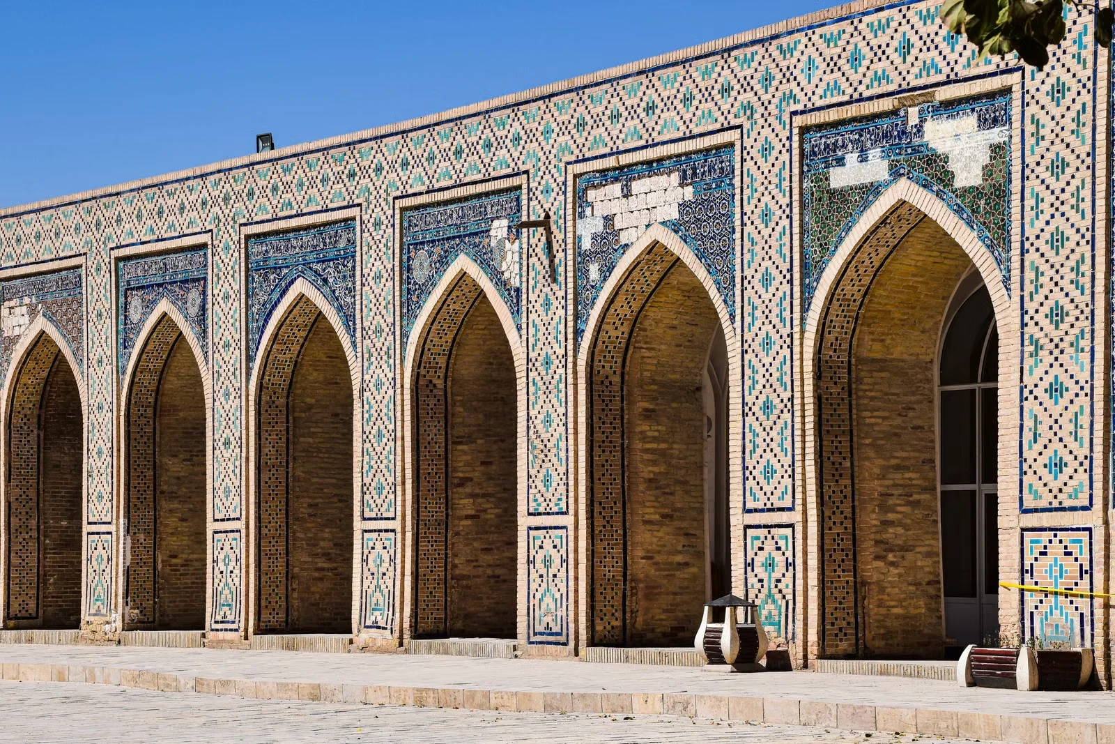 Arcades et mosaïques de la mosquée Kalyan à Boukhara
