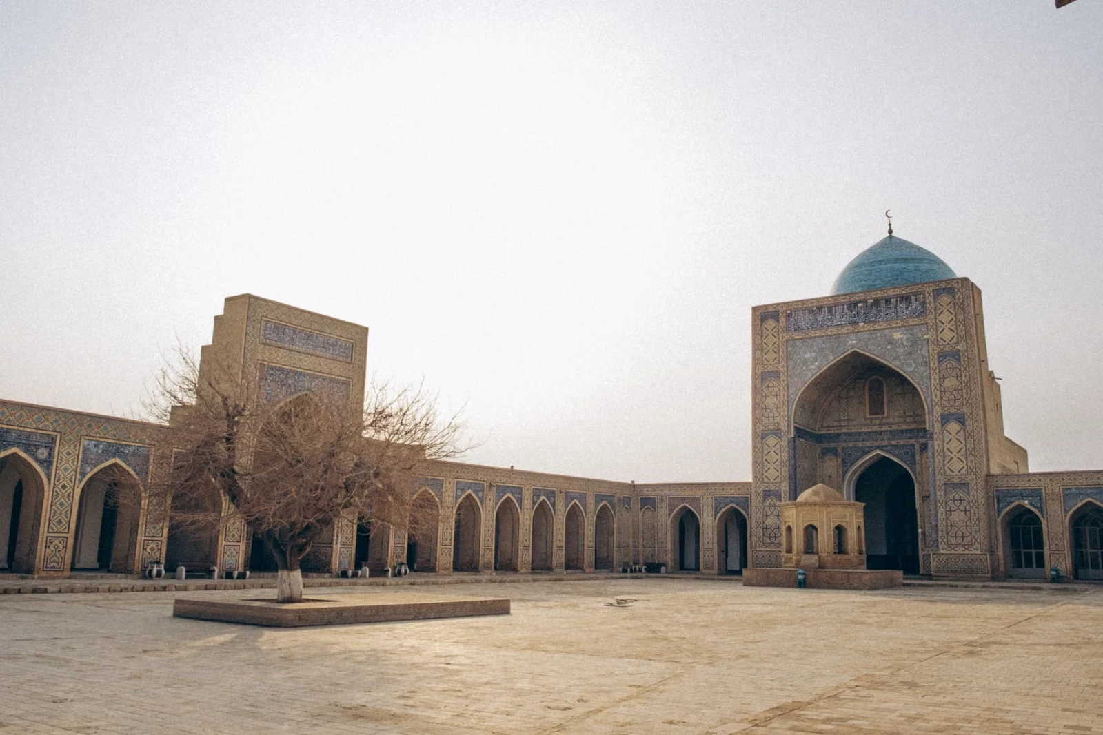 Cour de la mosquée Kalyan à Boukhara, en Ouzbékistan