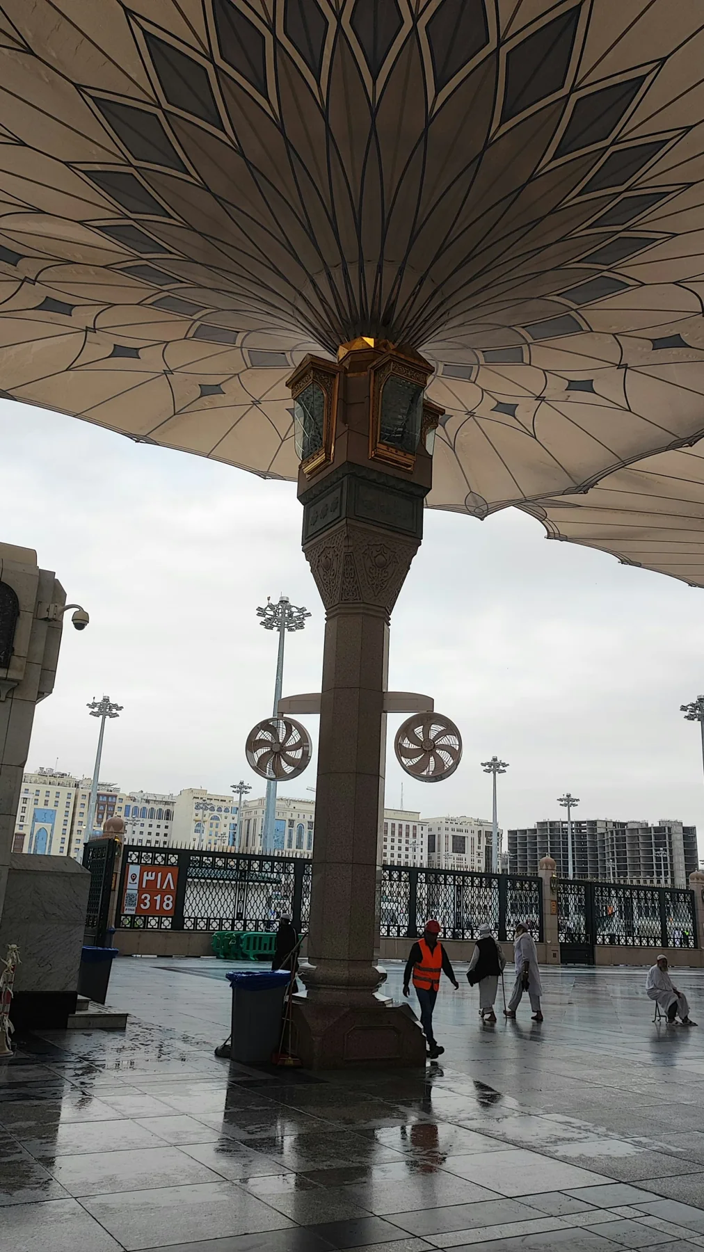 Grand parasol déployé dans la cour de la mosquée du Prophète à Médine