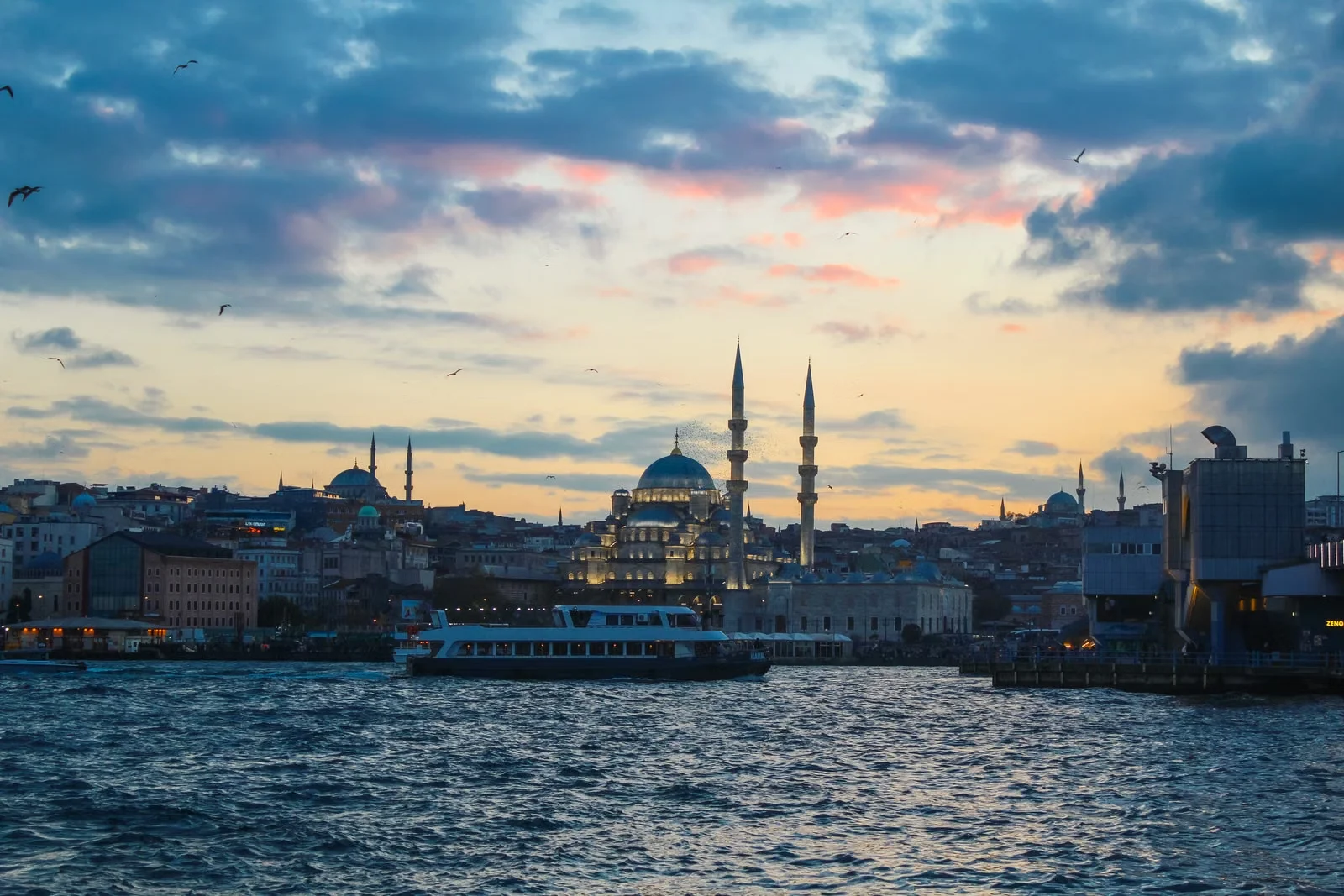 Le Bosphore et la silhouette d’Istanbul au coucher du soleil