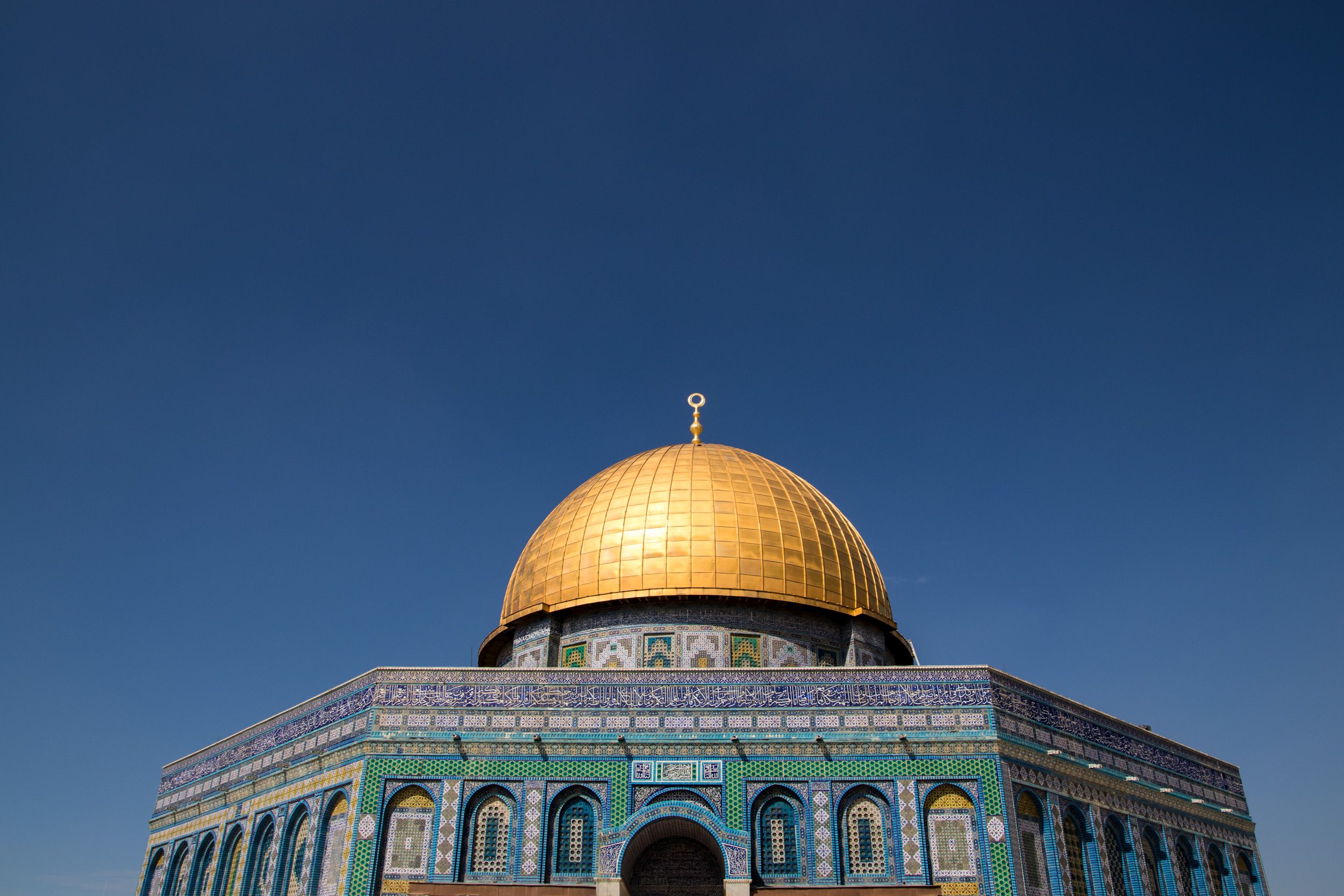 Le dôme du Rocher sous un ciel bleu à Jérusalem
