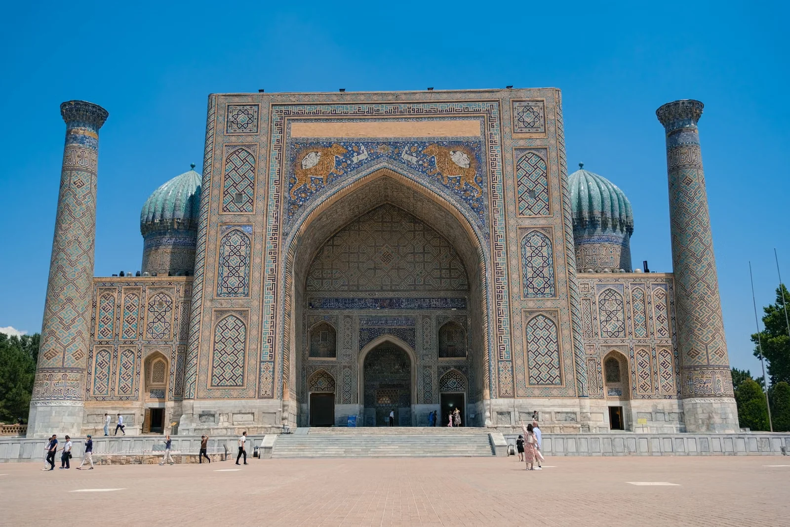 Façade de médersa au Régistan de Samarcande, en Ouzbékistan